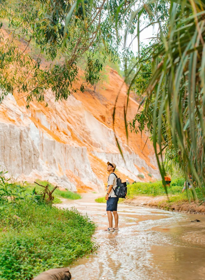 Sự kết hợp giữa màu đỏ của cát, màu trắng của nhũ đá, màu xanh của cây cỏ và bầu trời tạo nên một bức tranh thiên nhiên tuyệt đẹp, là nơi "check-in" không thể bỏ qua khi đến Bình Thuận.