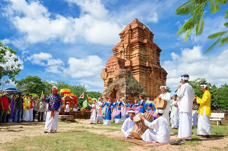 Cụm tháp Chăm cổ nhất (thế kỷ VIII) theo phong cách Hòa Lai. Tháp được xây bằng gạch đỏ, gắn kết khít khao, mang vẻ đẹp uy nghiêm và huyền bí.